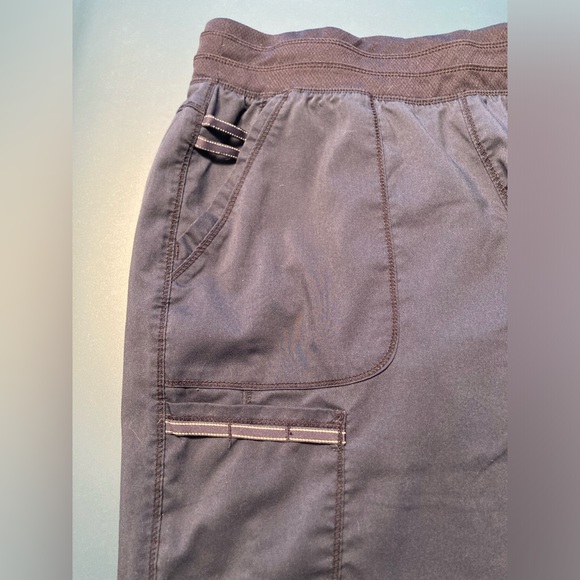 Women’s Navy Cherokee Revolution Scrub Pants - M petite (best for 5’ or under) - Picture 4 of 6